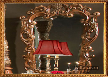 зеркало и настольная лампа