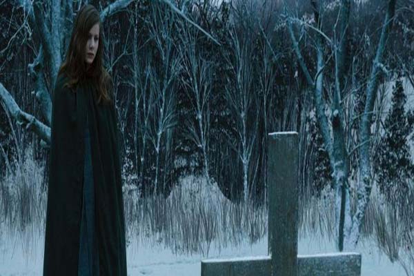 Девушка на кладбище