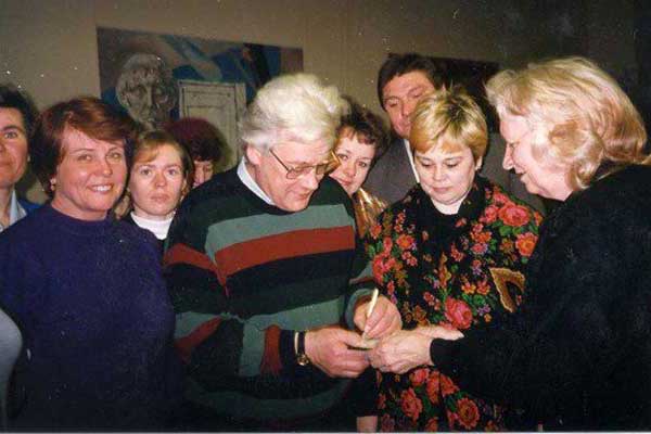 целитель раздает автографы