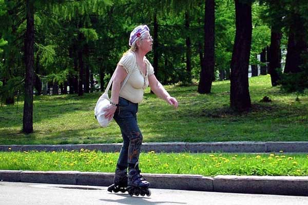 пожилая женщина на роликах