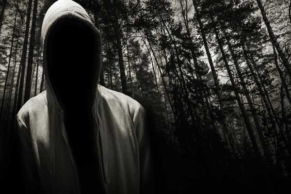 человек в черном в лесу