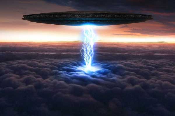 Летающая тарелка в небе