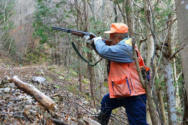 охотник в лесу