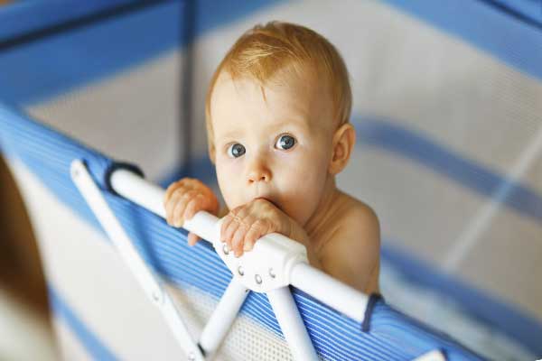 младенец в манеже фото