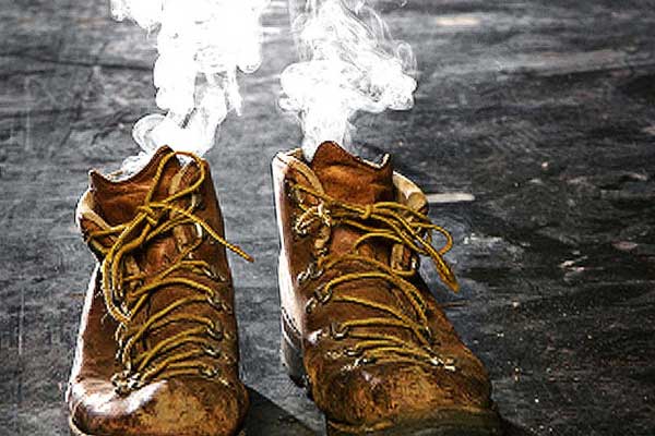дымящиеся сапоги на асфальте