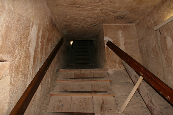 вход в пирамиду