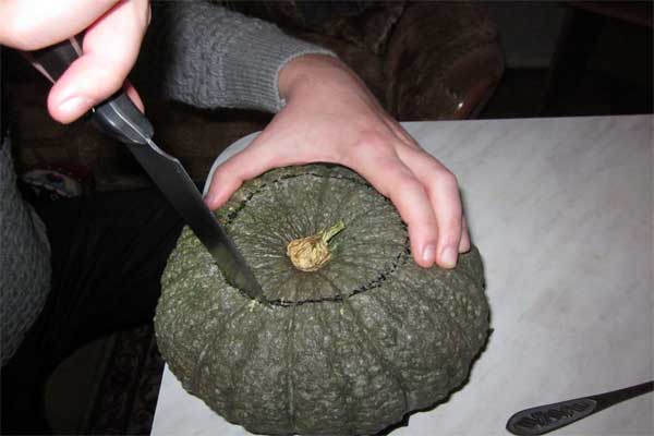 вырезаем верхнюю часть плода