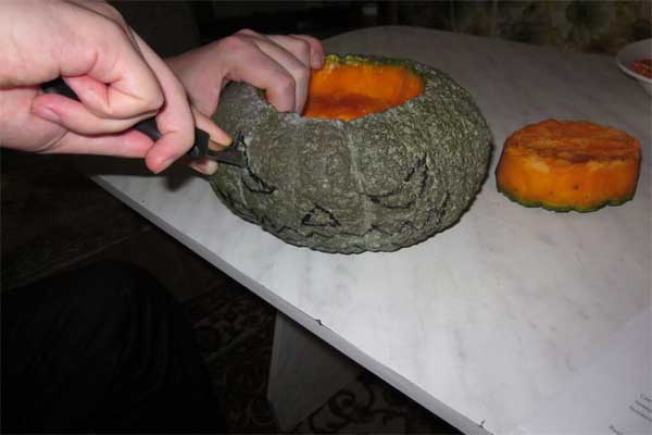 начинаем вырезать страшное лицо