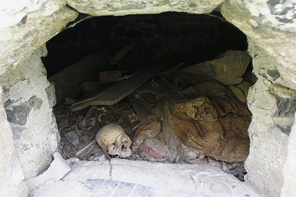 древние останки в некрополе
