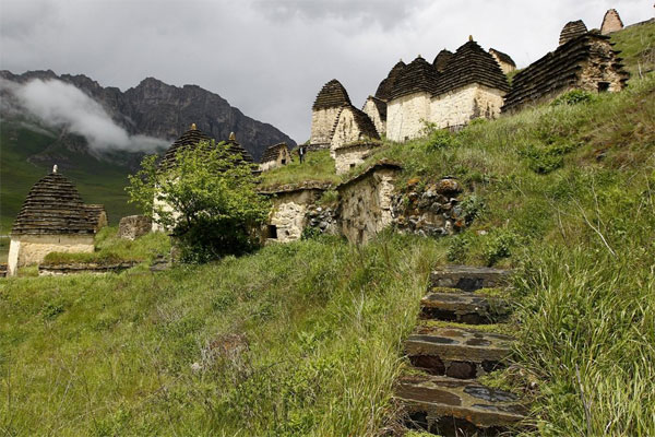 многоярусные строения некрополя