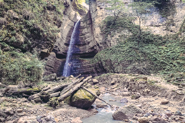 живописный водопад