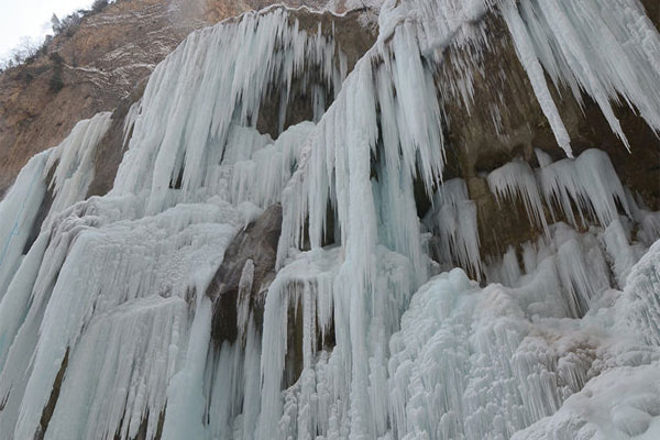 обледеневший водопад