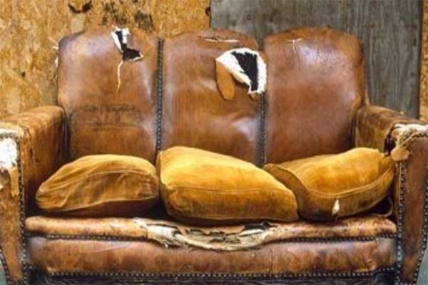 старый потрепанный диван