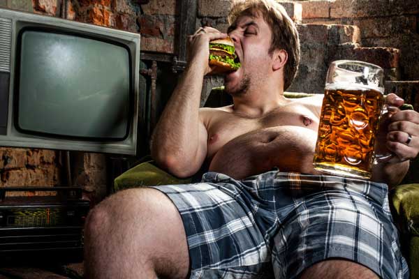 мужик ест фаст фуд