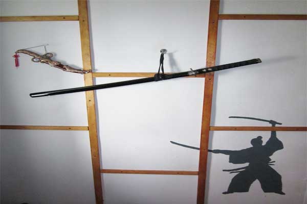 японский интерьер - катана и самурай на фото