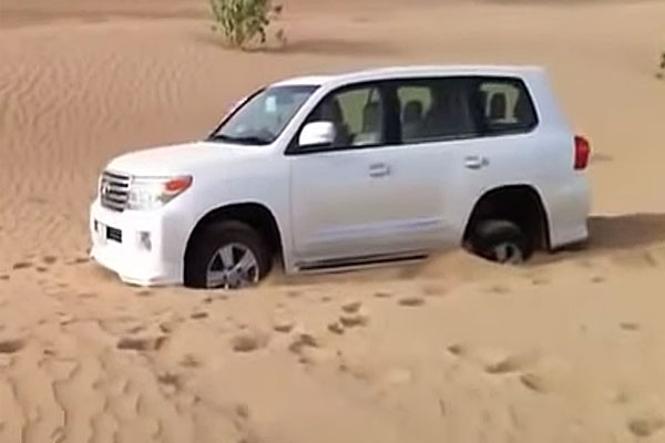 джип засосало в зыбучие пески