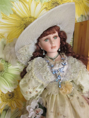 кукла в интерьере