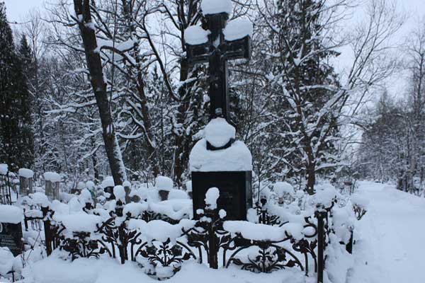 могила в снегу
