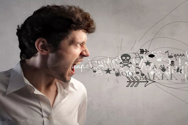 мужчина кричит