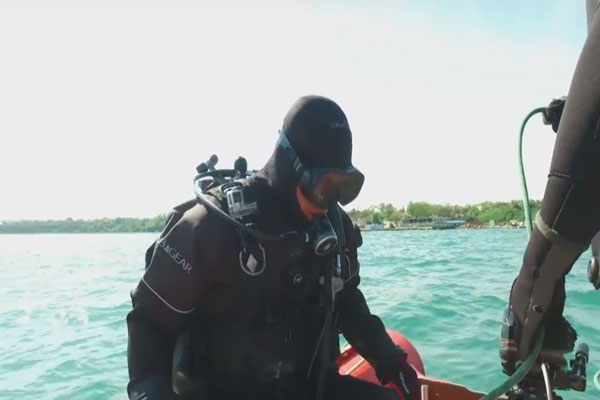 водолаз в поисках клада