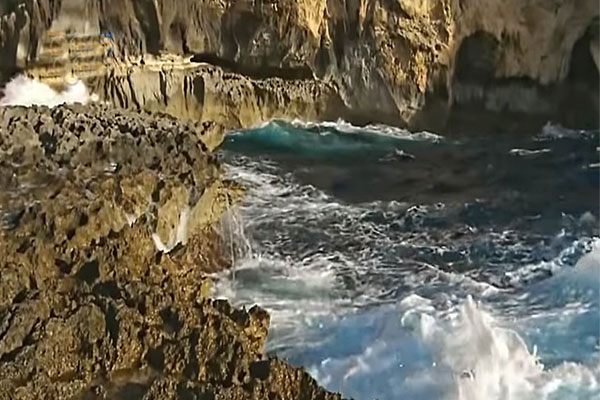 живописный пейзаж - вода и скалы