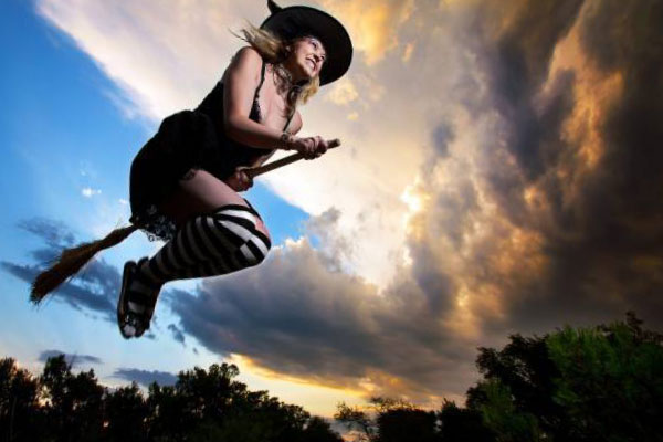 ведьмочка на метле