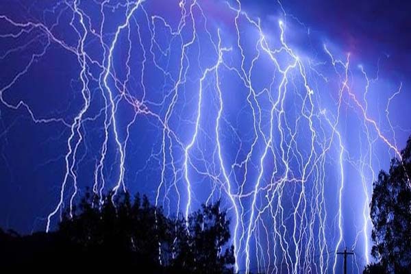 небо, испещрённое молниями