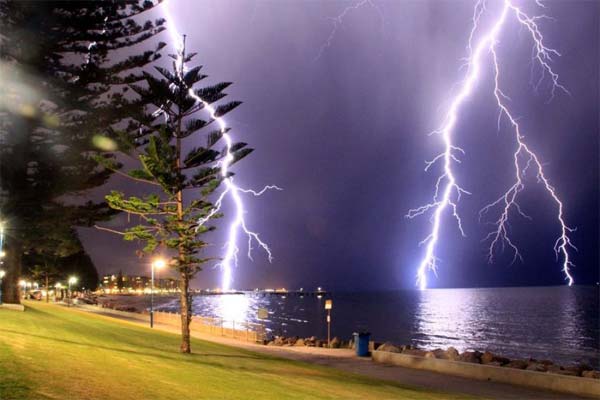 удар молнии