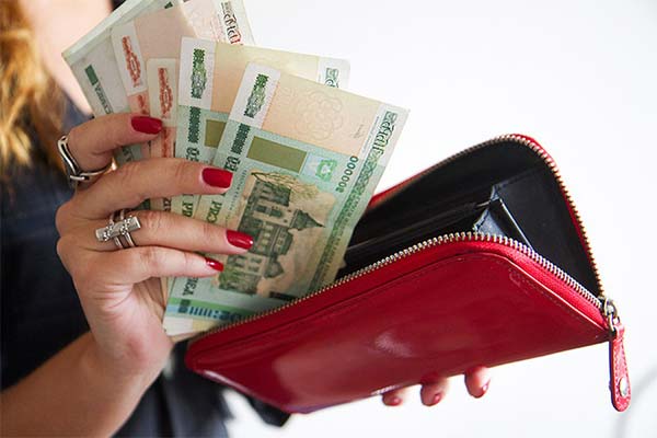 кошелёк красного цвета и деньги