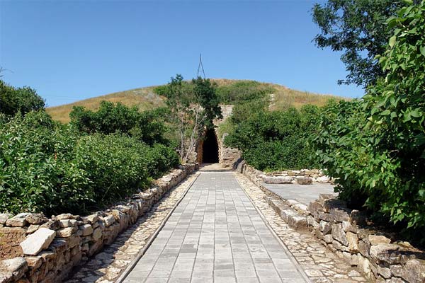 Дорожка к Царскому кургану в Аджимушкае