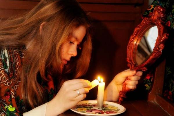 девушка с зеркалом и свечой