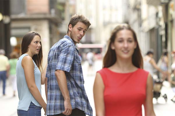 парень смотрит на другую девушку