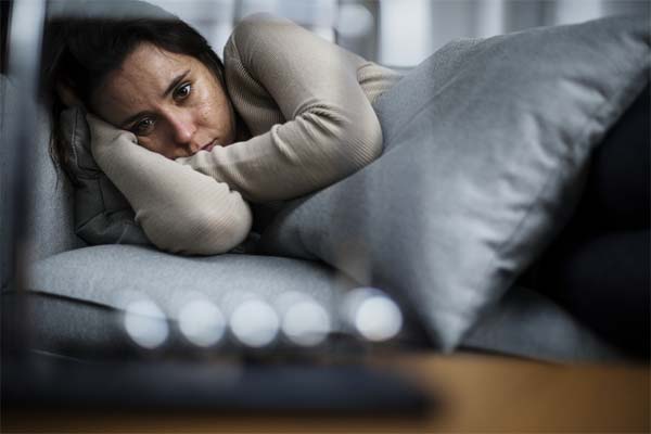 женщина лежит в депрессии