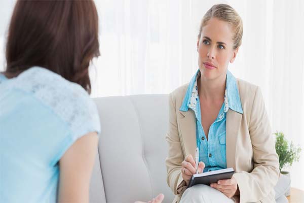 женщина общается с психологом