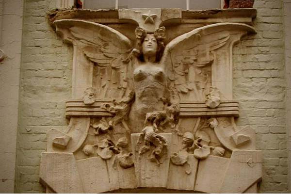 Скульптура, изображающая Лилит