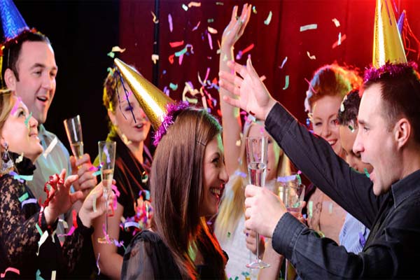 Люди на новогодней вечеринке