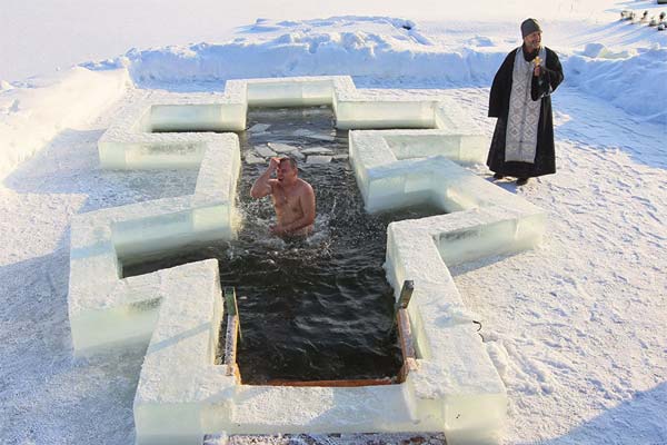 купание в проруби, мужчина