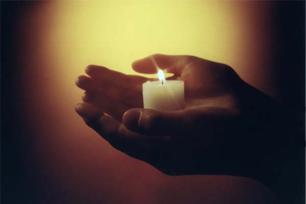 свеча в руках