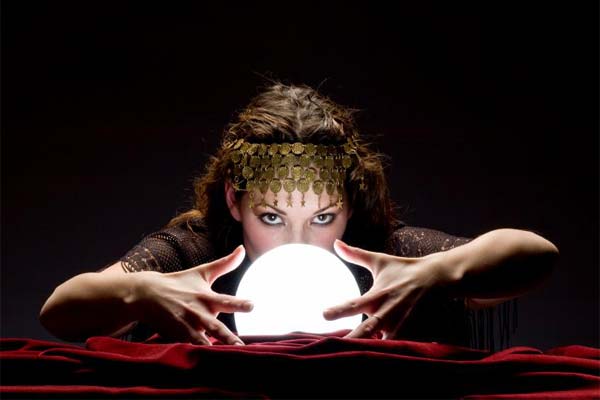 цыганка гадает на шаре