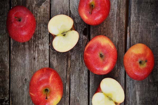 красное и зеленое яблоко