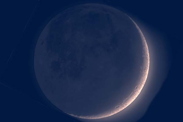 молодая Луна в ночном небе