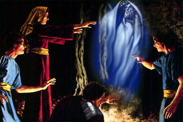 медиум проводит спиритический сеанс