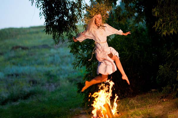 прыжки через костер на Ивана Купала