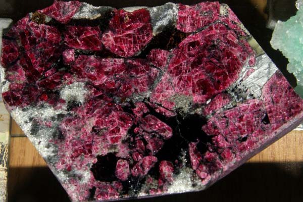 минерал эвдиалит красного цвета