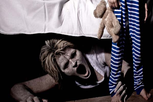 призрак прячется под кроватью