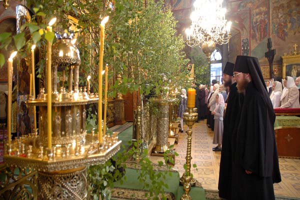 Храм, украшенный живыми растениями