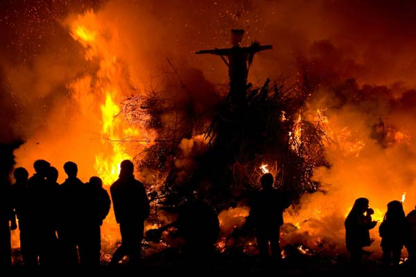 Вальпургиева ночь - танцы ведьм у костра