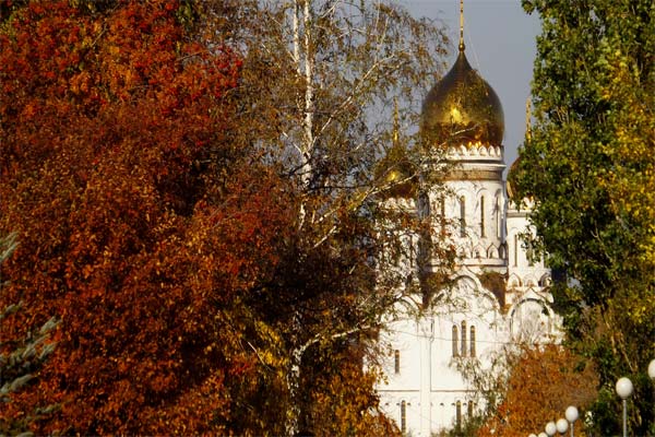 храм на фоне природы