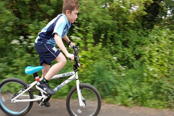 мальчик на велосипеде
