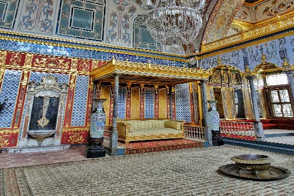 Первый внутренний двор дворца Топкапы